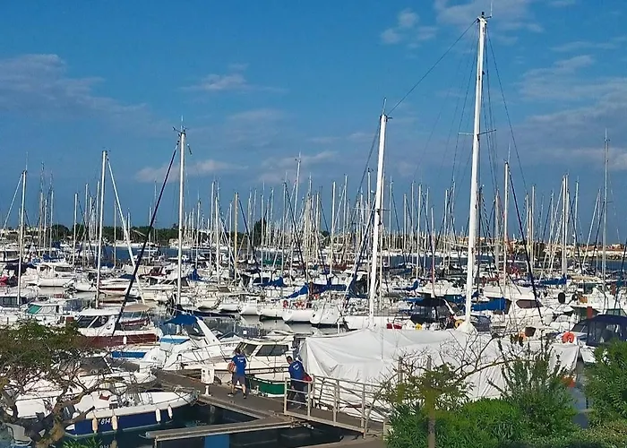 Pour 4 Personnes Proche Du Port Et Des Plages * Agde