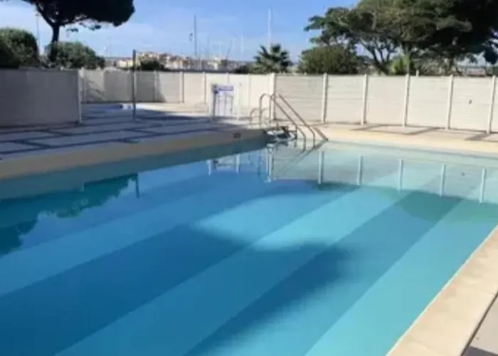 Pour 4 Personnes Proche Du Port Et Des Plages